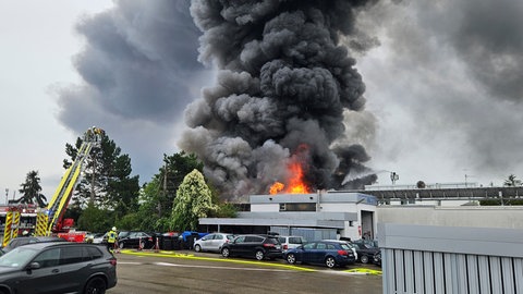 In Waiblingen steht eine Autowerkstatt in Brand.