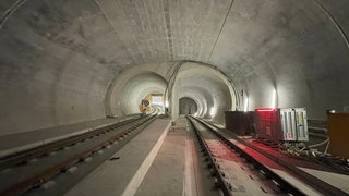 Wo rechts im Bild der Tunnel am Flughafenbahnhof noch an einer Wand endet, soll künftig der Pfaffensteigtunnel beginnen.