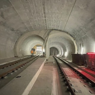 Wo rechts im Bild der Tunnel am Flughafenbahnhof noch an einer Wand endet, soll künftig der Pfaffensteigtunnel beginnen.