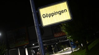 Das Ortschild von Göppingen. In der Kreisstadt soll ein Mann im Oktober 2024  in einer Bar mit einer Schusswaffe einen anderen Mann getötet und zwei weitere verletzt haben. In Stuttgart startet der Prozess gegen den mutmaßlichen Täter. 