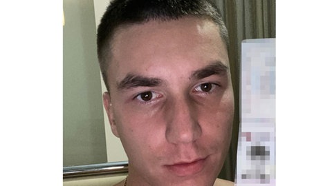 Ein Mann schaut in eine Kamera, er wird beschuldigt, ein Cyber-Krimineller zu sein. 