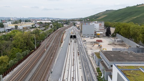 Der Bauabschnitt bei Stuttgart-Obertürkheim. Links im Bild die vier Gleise, die von Stuttgart nach Esslingen führen. Während der Bauarbeiten werden nur die zwei linken S-Bahn-Gleise befahrbar sein.(Archivbild)