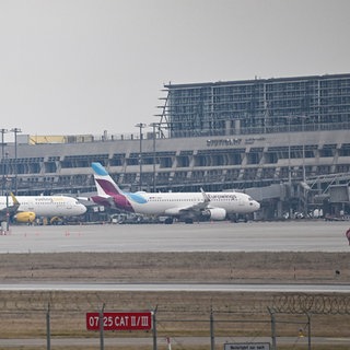 Flugzeuge am Stuttgarter Flughafen - hier wurden Messer und gefälschte Pässe gefunden. (Archivbild)