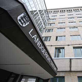 Das Landgericht Stuttgart von außen - hier wurde ein Beschuldigter der sogenannten Schussserie verurteilt. (Archivbild)