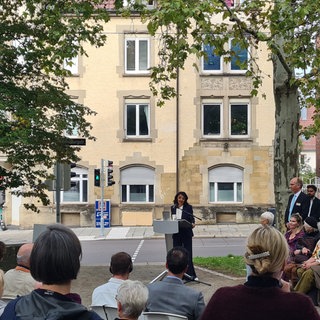 Landtagspräsidentin Muhterem Aras eröffnet den Shmuel-Dancyger-Platz in der Reinsburgstraße. 