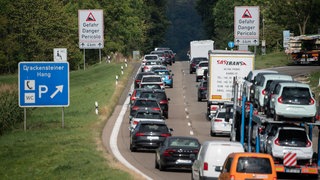 Autos fahren auf der A8 in stockendem Verkehr auf den Drackensteiner Hang zu: Der Albauf- und Abstieg sollte eigentlich 2027 beginnen. Nun drohen Verzögerungen wegen Finanzproblemen. (Archivbild)