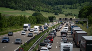 Stau auf der Autobahn A8 bei Gruibingen in Richtung Ulm. 