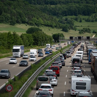 Stau auf der Autobahn A8 bei Gruibingen in Richtung Ulm. 