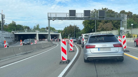 Alle Fahrtrichtungen offen, aber noch viele einzelne Spuren geschlossen: Beim Leuzeknoten, dem Knoten von B10 und B14  im Osten von Stuttgart, fließt der Verkehr weiterhin nicht ungestört, es gibt weiter Stau.