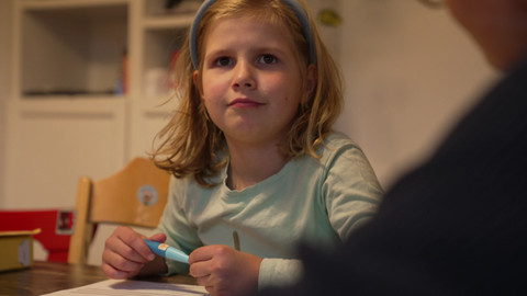 Über 80 Prozent an Krebs kann bei Kindern geheilt werden. Daran arbeiten auch die Ärztinnen im Olgahospital und Charlotte wurde von Leukämie geheilt.