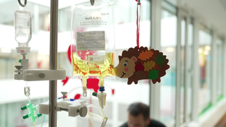 Über 80 Prozent an Krebs kann bei Kindern geheilt werden. Daran arbeiten auch die Ärztinnen im Olgahospital und Charlotte wurde von Leukämie geheilt.