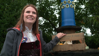 Wasen-Fan Isabel vor ihrer Fruchtsäule im eigenen Garten.
