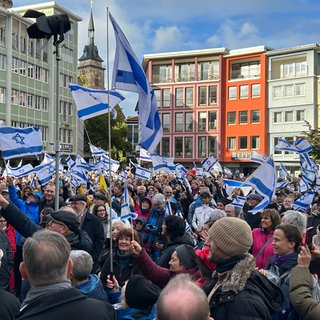 Rund 1.000 Menschen demonstrieren in Stuttgart für ein Ende des Gaza-Kriegs.