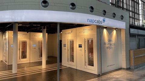 Vier neue Schlafkabinen stehen für Reisende direkt im Terminal am Stuttgarter Flughafen. 