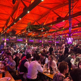 Rund 1000 Menschen sitzen zusammen in einem Festzelt.
