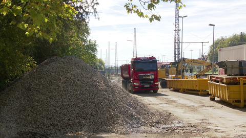 Noch rollen hier die Bagger und LKW für den Bau eines neuen Abstellgleises, doch ab 2026 soll hier das neue Stellwerk gebaut werden.