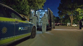 Beamte bei einer Spurensicherung (Archivbild)