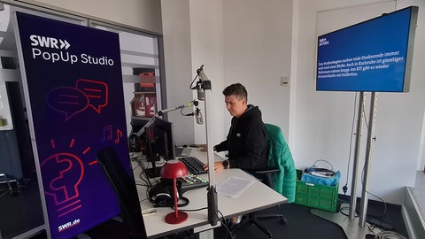 In Stuttgart im Stadtteil Vaihingen hat das PopUp Studio von SWR und CORRECTIV eröffnet. Auch ein kleines Radiostudio ist in dem Ladenlokal untergebracht.