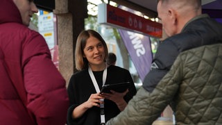 CORRECTIV-Reporterin Lena Schubert im Gespräch mit Menschen aus Stuttgart-Vaihingen: Das PopUp Studio lädt Interessierte ein zu einem Austausch zum Thema Heizen und Co.