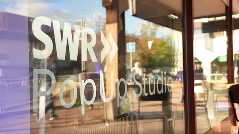 Das PopUp Studio von SWR und CORRECTIV in Stuttgart-Vaihingen bietet für eine gute Woche Raum für Begegnungen und Gesprächen zur Wärmewende.