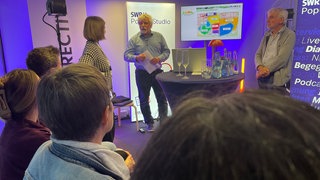 Gesprächsrunde im PopUp Studio von SWR und CORRECTIV in Stuttgart-Vaihingen: So engagieren sich Menschen in Weilimdorf und Botnang für ein eigenständiges Nahwärme-Netz.