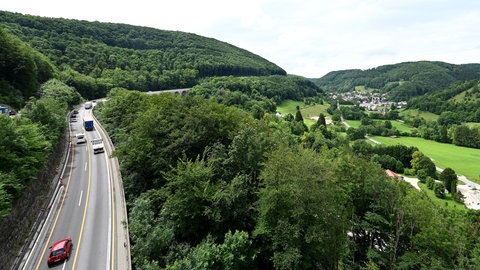 Die A8 am Albaufstieg bei Mühlhausen im Täle mit Blick auf die Ortschaft Wiesensteig (beide Kreis Göppingen): Wegen Belagsarbeiten wird die Trasse an zwei Wochenenden im Oktober gesperrt. (Archivbild)