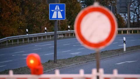 Schilder und Baken stehen während einer Sperrung an einer Autobahn-Anschlussstelle: Wegen Belagsarbeiten wird an zwei Wochenenden die A8 am Albaufstieg gesperrt. (Symbolbild)