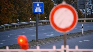 Schilder und Baken stehen während einer Sperrung an einer Autobahn-Anschlussstelle: Wegen Belagsarbeiten wird an zwei Wochenenden die A8 am Albaufstieg gesperrt. (Symbolbild)