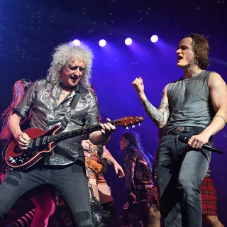 Queen-Gitarrist Sir Brian May steht mit seiner Gitarre neben dem Hauptdarsteller des Queen-Musicals Kasper Nilsson.
