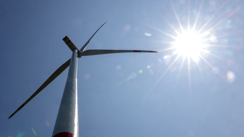 Ein Windrad im Gegenlicht: Die beiden Anlagen im Windpark Königseiche bei Uhingen-Baiereck im Kreis Göppingen dürfen vorerst weiterlaufen - trotz erneuter Klagen über Lärmbelästigung von Anwohnern. (Symbolbild)