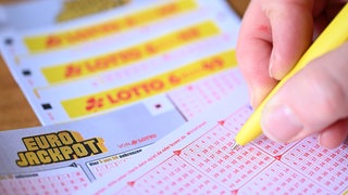 Beim Eurojackpot können Menschen verschiedene Zahlen ankreuzen und auf die Richtigen hoffen.