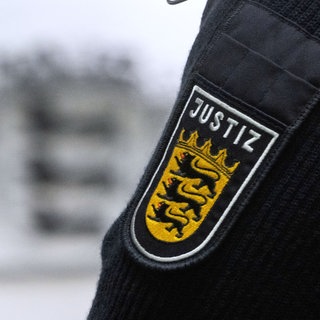 Symbolbild: Ein Justizbeamter steht während eines Prozesses in einem Saal des Landgerichts Stuttgart. Nach mehreren Straftaten ist eine syrische Großfamilie aus Stuttgart ausgereist.