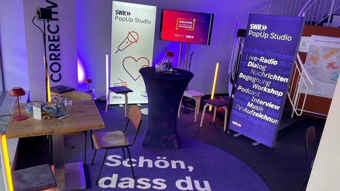 Der Eingang des gemeinsamen PopUp Studio von SWR und CORRECTIV in Stuttgart-Vaihingen. 