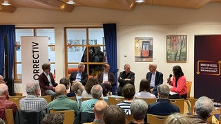Die Teilnehmer der Podiumsdiskussion über die Wärmewende in Stuttgart sitzen in der Stadtteilbibliothek Vaihingen im Halbkreis. Von links nach rechts: Luca Künßberg (CORRECTIV), Ulrich Wecker (Geschäftsführer von Haus & Grund Stuttgart), Alexander Kotz (CDU-Fraktionsvorsitzender im Gemeinderat), Peter Pätzold (Bau-und Umweltbürgermeister, die Grünen), Jürgen Resch (Chef der Deutschen Umwelthilfe), Aita Koha (SWR Studio Stuttgart) 