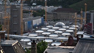 Die Baustelle von Stuttgart 21 prägt die Innenstadt. Jetzt gibt die Bahn im Kampf um die Mehrkosten auf.
