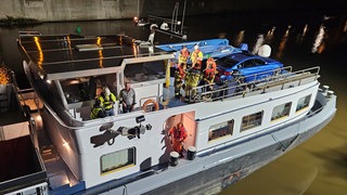 Eine schwerverletzte Person musste mit einem Kran von einem Schiff vom Neckar gerettet werden.