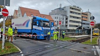 Bei einem Unfall in Stuttgart im Stadtteil Degerloch hat ein Lastwagen eine Frau erfasst und tödlich verletzt.