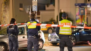In Stuttgart-Wangen ist laut Informationen der Polizei eine Person mit einem Messer verletzt worden.