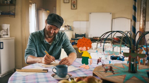 Meister Eder und der Pumuckl beim Frühstück im neuen Film.