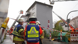 Mit drei Drehleitern war die Feuerwehr am Samstag im Einsatz beim Brand des Dachstuhls eines Mehrfamilienhauses. Die Polizei geht mittlerweile von Brandstiftung aus.