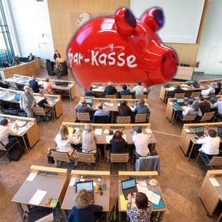 Ein großes rotes Sparschwein wurde eine Sitzung des Gemeinderats Stuttgarts montiert.