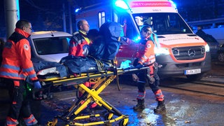Ein Verletzter wird vom Rettungsdienst versorgt. Bei einer Halloweenparty in Stuttgart wurden laut der Polizei mehrere Menschen verletzt. Die Polizei vermutet, dass es sich um K.o.-Tropfen handeln könnte.