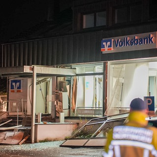 Bankfiliale mit zerstörter Front, Trümmern und Scherben: Unbekannte haben in der Nacht auf Montag einen Geldautomaten in Nürtingen-Raidwangen gesprengt.