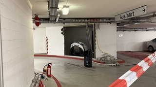 In einem Parkhaus in Ludwigsburg ist ein Porsche in den Lüftungsschacht gestürzt.
