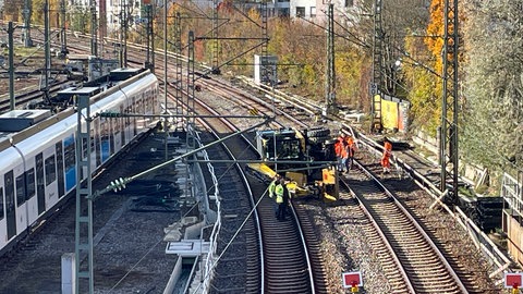Umgekippter Bagger auf den Gleisen im Bahnhof Stuttgart-Vaihingen