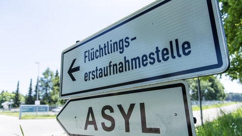 Schild "Asyl" an einer Flüchtlingserstaufnahmestelle. In Stuttgart-Weilimdorf soll wohl eine neue Landeserstaufnahmeeinrichtung für Asylbewerber entstehen. 