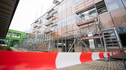 Absperrband und Gerüste vor dem Michelberg-Gymnasium in Geislingen: Bei der Sanierung der Schule war es zu massiven Baumängeln gekommen. (Archivbild)