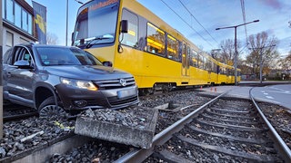 Eine Stadtbahn ist in Stuttgart mit einem Auto kollidiert