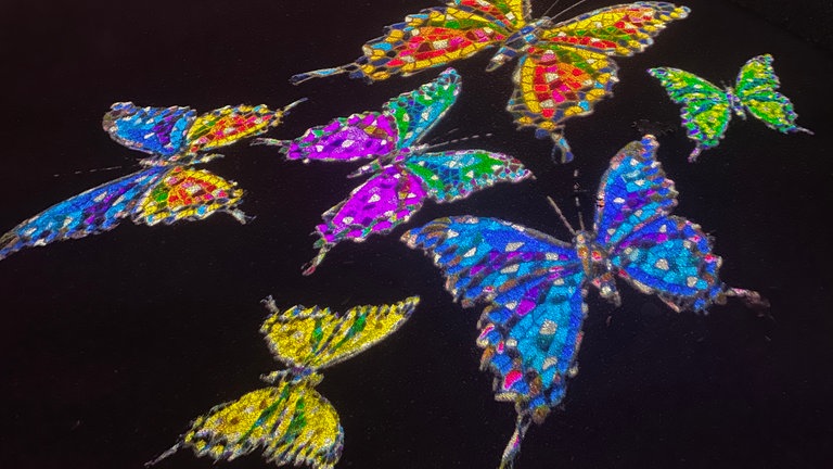 Sechs Schmetterlinge aus Lichtern in verschiedenen Farben