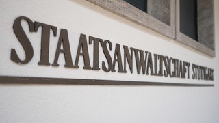 Bei der Staatsanwaltschaft Stuttgart gab es Durchsuchungen von Büros in Verbindung mit den Ermittlungen der "Soko Frost". Es gehe um den Verdacht der Bestechlichkeit und der Verletzung von Dienstgeheimnissen, so die Staatsanwaltschaft in Heilbronn.